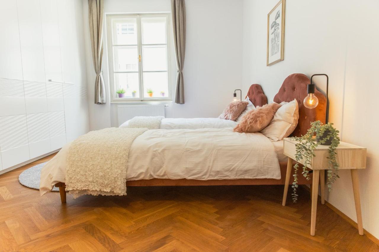 Top Location City Centre Condo In Historic Building With Free Garage Parking Liubliana Exterior foto