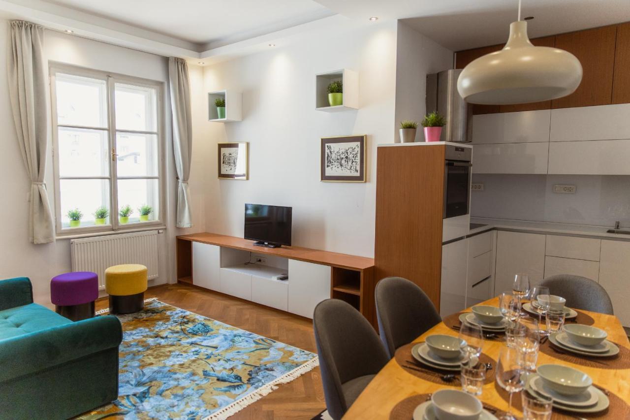 Top Location City Centre Condo In Historic Building With Free Garage Parking Liubliana Exterior foto