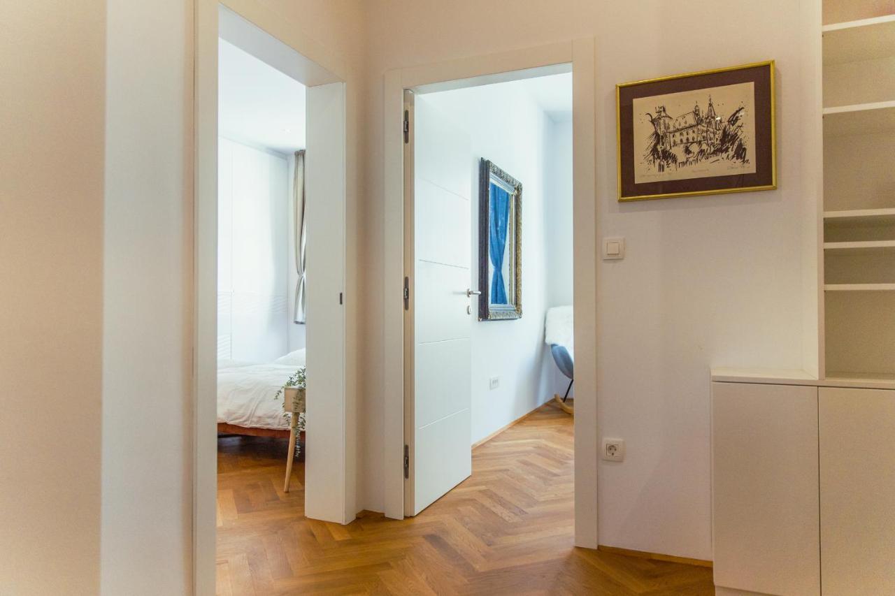 Top Location City Centre Condo In Historic Building With Free Garage Parking Liubliana Exterior foto